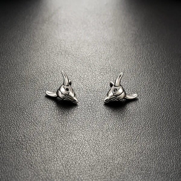 Unisex Titanium Steel Sheep Head Earrings Non-Fading Simple Design Threaded Earrings Suitable for Men and Women